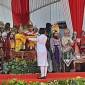 Walikota Bjm Ibnu Sina sebagai Irup dan menyerahkan bendera kepada pengibar bendera. (SuarIndonesia/Ist)