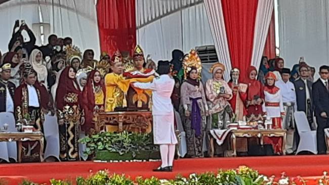 Walikota Bjm Ibnu Sina sebagai Irup dan menyerahkan bendera kepada pengibar bendera. (SuarIndonesia/Ist)