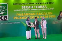 Bakal calon Wali Kota Banjarbaru Lisa Halaby menerima SK dukungan dari Ketum PKB Muhaimin Iskandar di Jakarta, Minggu (18/8/2024 ) sore. (SuarIndonesia/Ist)