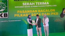 Bakal calon Wali Kota Banjarbaru Lisa Halaby menerima SK dukungan dari Ketum PKB Muhaimin Iskandar di Jakarta, Minggu (18/8/2024 ) sore. (SuarIndonesia/Ist)