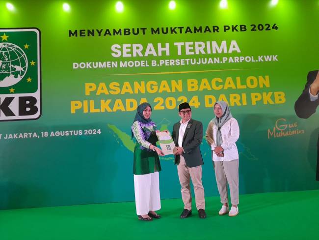 Bakal calon Wali Kota Banjarbaru Lisa Halaby menerima SK dukungan dari Ketum PKB Muhaimin Iskandar di Jakarta, Minggu (18/8/2024 ) sore. (SuarIndonesia/Ist)