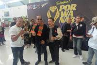 Sekretaris PWI Kalsel mengalungkan syal kepada Ketua SIWO PWI Jatim M Erwin dalam penyambutan di Bandara Syamsuddin Noor Banjarbaru, Senin (19/8/2024) (SuarIndonesia/Ist)