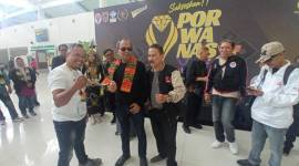 Sekretaris PWI Kalsel mengalungkan syal kepada Ketua SIWO PWI Jatim M Erwin dalam penyambutan di Bandara Syamsuddin Noor Banjarbaru, Senin (19/8/2024) (SuarIndonesia/Ist)