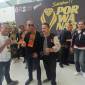 Sekretaris PWI Kalsel mengalungkan syal kepada Ketua SIWO PWI Jatim M Erwin dalam penyambutan di Bandara Syamsuddin Noor Banjarbaru, Senin (19/8/2024) (SuarIndonesia/Ist)