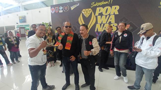 Sekretaris PWI Kalsel mengalungkan syal kepada Ketua SIWO PWI Jatim M Erwin dalam penyambutan di Bandara Syamsuddin Noor Banjarbaru, Senin (19/8/2024) (SuarIndonesia/Ist)