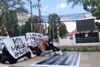 Puluhan masa mengatasnamakan Aliansi Masyarakat untuk Rakyat dan Demokrasi (Amanah) mendatangi Komisi Pemilihan Umum (KPU) Kalsel, Selasa (20/8/2024). (SuarIndonesia/HM)