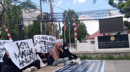 Puluhan masa mengatasnamakan Aliansi Masyarakat untuk Rakyat dan Demokrasi (Amanah) mendatangi Komisi Pemilihan Umum (KPU) Kalsel, Selasa (20/8/2024). (SuarIndonesia/HM)