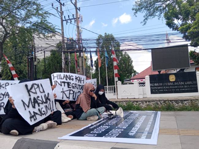 Puluhan masa mengatasnamakan Aliansi Masyarakat untuk Rakyat dan Demokrasi (Amanah) mendatangi Komisi Pemilihan Umum (KPU) Kalsel, Selasa (20/8/2024). (SuarIndonesia/HM)