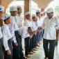 H Rusli datang langsung mengunjungi salah satu pondok pesantren Tahfidzul Qur'an Ahsanu Amala di Pulau Laut Tengah, tepatnya di Desa Salino (SuarIndonesdia/Ist)