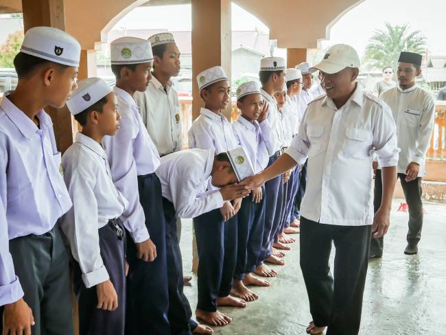 H Rusli datang langsung mengunjungi salah satu pondok pesantren Tahfidzul Qur'an Ahsanu Amala di Pulau Laut Tengah, tepatnya di Desa Salino (SuarIndonesdia/Ist)