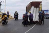  Truk pengangkut tiang pancang, yang terjungkit, Selasa (20/8/2024). SuarIndonesia/Ist)