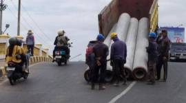  Truk pengangkut tiang pancang, yang terjungkit, Selasa (20/8/2024). SuarIndonesia/Ist)