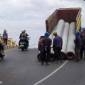 Truk pengangkut tiang pancang, yang terjungkit, Selasa (20/8/2024). SuarIndonesia/Ist)