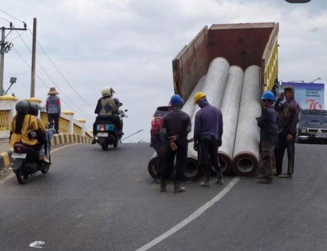  Truk pengangkut tiang pancang, yang terjungkit, Selasa (20/8/2024). SuarIndonesia/Ist)