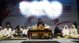 Ribuan masyarakat tumpah ruah menghadiri tablig akbar di Fasum Besar Perumahan Wella Mandiri, Jalan Golf Landasan Ulin, Selasa (20/8/2024) malam. (SuarIndonesia/Ist)
