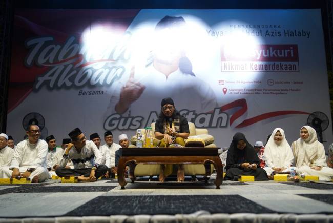 Ribuan masyarakat tumpah ruah menghadiri tablig akbar di Fasum Besar Perumahan Wella Mandiri, Jalan Golf Landasan Ulin, Selasa (20/8/2024) malam. (SuarIndonesia/Ist)