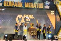 Norman Chaniago (83), pembawa obor pada pembukaan Porwanas (Pekan Olahraga Wartawan Nasional) XIV di GOR Paman Birin, Banjarbaru, Kalimantan Selatan (Kalsel), Kamis (22/8/2024 (SuarIndonesia/Ist)