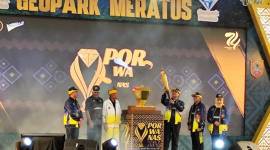 Norman Chaniago (83), pembawa obor pada pembukaan Porwanas (Pekan Olahraga Wartawan Nasional) XIV di GOR Paman Birin, Banjarbaru, Kalimantan Selatan (Kalsel), Kamis (22/8/2024 (SuarIndonesia/Ist)