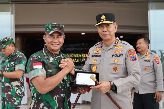 Pangdam XII/Tanjungpura Mayjen TNI Iwan Setiawan dan Kapolda Kalsel, Irjen Pol Winarto