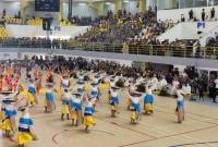 Suasana pembukaan Porwanas XIV di GOR Paman Birin, Kamis (22/8/2024), dimeriahkan dengan tarian kolosal.  (SuarIndonesia/Ist)