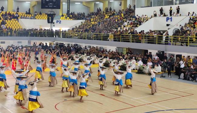 Suasana pembukaan Porwanas XIV di GOR Paman Birin, Kamis (22/8/2024), dimeriahkan dengan tarian kolosal.  (SuarIndonesia/Ist)