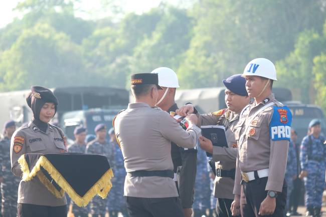 Kapolda Kalsel Irjen Pol Winarto,  memimpin Apel Gelar Pasukan berlangsung di Lapangan Polri Km  21 Banjarbaru, Jumat (23/8/2024) (SuarIndonesia/Ist)