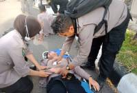 Petugas pengamanan terluka hingga ada yang pingsan saat kawal aksi demonstrasi tolak Revisi UU Pilkada dan kawal Putusan MK, di depan gedung DPRD Kalsel, Jumat (23/8/2024) (SuarIndonesia/Ist)