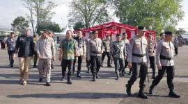 Ketua DPRD Kalsel) Dr. (H.C) H. Supian HK, S.H., M.H, mengikuti apel gelar pasukan di Lapangan Polri Km 21, Baajarbaru pada Jum’at (23/8/2024). (SuarIndonesia/Ist)