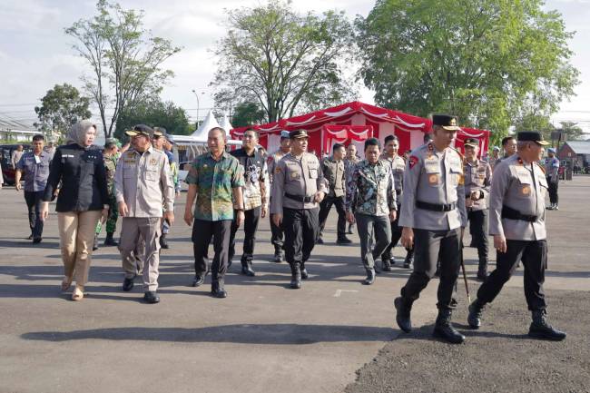 Ketua DPRD Kalsel) Dr. (H.C) H. Supian HK, S.H., M.H, mengikuti apel gelar pasukan di Lapangan Polri Km 21, Baajarbaru pada Jum’at (23/8/2024). (SuarIndonesia/Ist)