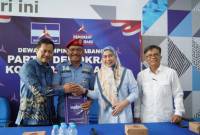 Ketua DPC Partai Demokrat Banjarbaru, Said Subari menyerahkan langsung Surat Keputusan (SK) kepada keduanya di Kantor DPC Partai Demokrat di Jalan Trikora, Sabtu (24/8/2024). (SuarIndonesia/Ist(