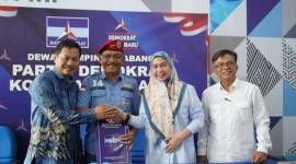 Ketua DPC Partai Demokrat Banjarbaru, Said Subari menyerahkan langsung Surat Keputusan (SK) kepada keduanya di Kantor DPC Partai Demokrat di Jalan Trikora, Sabtu (24/8/2024). (SuarIndonesia/Ist(