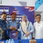 Ketua DPC Partai Demokrat Banjarbaru, Said Subari menyerahkan langsung Surat Keputusan (SK) kepada keduanya di Kantor DPC Partai Demokrat di Jalan Trikora, Sabtu (24/8/2024). (SuarIndonesia/Ist(
