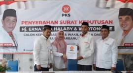 Sekretaris DPW PKS Kalsel, Mustafa Zakir didampingi Ketua DPD PKS Banjarbaru, Arif Sumarsono serahkan SK kepada Lisa Halaby, Sabtu (24/8/2024) sore (SuarIndonesia/Ist).