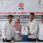 Sekretaris DPW PKS Kalsel, Mustafa Zakir didampingi Ketua DPD PKS Banjarbaru, Arif Sumarsono serahkan SK kepada Lisa Halaby, Sabtu (24/8/2024) sore (SuarIndonesia/Ist).