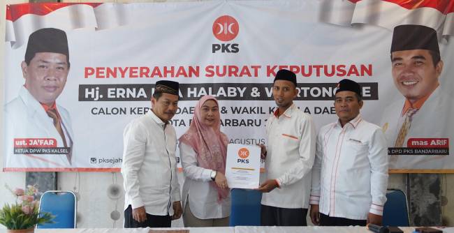 Sekretaris DPW PKS Kalsel, Mustafa Zakir didampingi Ketua DPD PKS Banjarbaru, Arif Sumarsono serahkan SK kepada Lisa Halaby, Sabtu (24/8/2024) sore (SuarIndonesia/Ist).