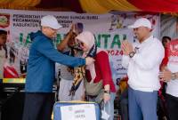 Kejutan itu diberikan Calon Bupati Tanah Bumbu saat penarikan undian kegiatan Jalan Sehat HUT Kemerdekaan RI Ke-79 di Desa Saring Sungai Bubu, Minggu (25/8/2024) (SuarIndonesia/Ist)