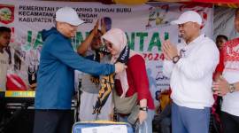 Kejutan itu diberikan Calon Bupati Tanah Bumbu saat penarikan undian kegiatan Jalan Sehat HUT Kemerdekaan RI Ke-79 di Desa Saring Sungai Bubu, Minggu (25/8/2024) (SuarIndonesia/Ist)