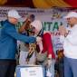 Kejutan itu diberikan Calon Bupati Tanah Bumbu saat penarikan undian kegiatan Jalan Sehat HUT Kemerdekaan RI Ke-79 di Desa Saring Sungai Bubu, Minggu (25/8/2024) (SuarIndonesia/Ist)