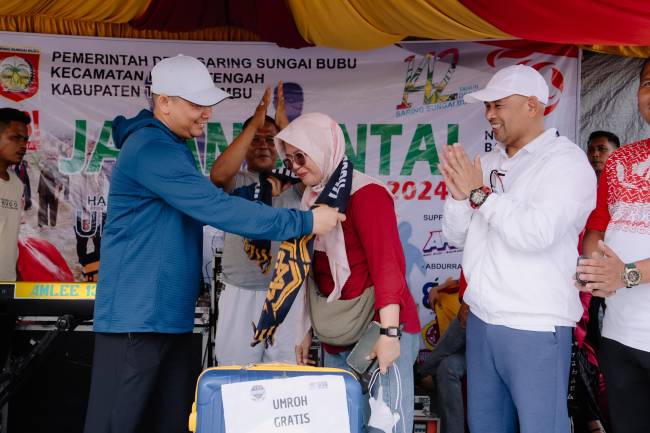 Kejutan itu diberikan Calon Bupati Tanah Bumbu saat penarikan undian kegiatan Jalan Sehat HUT Kemerdekaan RI Ke-79 di Desa Saring Sungai Bubu, Minggu (25/8/2024) (SuarIndonesia/Ist)