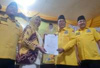 Ketua DPD Golkar Kalsel, H Sahbirin Noor, menyerahkan  B1-KWK,  kepada bakal calon pada  Senin (26/8/2024) malam. (SuarIndonesia/Ist)
