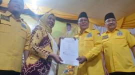 Ketua DPD Golkar Kalsel, H Sahbirin Noor, menyerahkan  B1-KWK,  kepada bakal calon pada  Senin (26/8/2024) malam. (SuarIndonesia/Ist)
