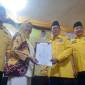 Ketua DPD Golkar Kalsel, H Sahbirin Noor, menyerahkan  B1-KWK,  kepada bakal calon pada  Senin (26/8/2024) malam. (SuarIndonesia/Ist)