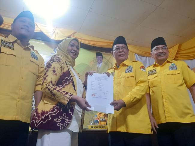 Ketua DPD Golkar Kalsel, H Sahbirin Noor, menyerahkan  B1-KWK,  kepada bakal calon pada  Senin (26/8/2024) malam. (SuarIndonesia/Ist)