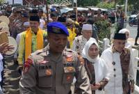 Pasangan Acil Odah dan Rozani mendaftarkan i ke KPU Kalsel diiringi puluhan santri dan guru agama, Rabu (28/8/2024) (SuarIndonesia/HM)