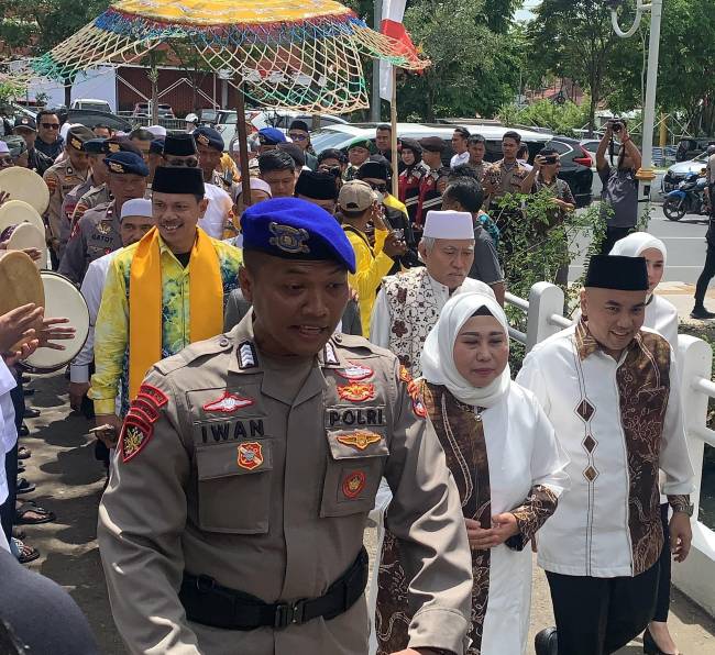 Pasangan Acil Odah dan Rozani mendaftarkan i ke KPU Kalsel diiringi puluhan santri dan guru agama, Rabu (28/8/2024) (SuarIndonesia/HM)