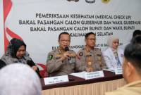 Kabid Dokkes, Kombes Pol dr. Muhammad El Yandiko, M.M., Sp.An  didampingi Kabid Humas, Kombes Pol Adam Erwindi saat Konferensi Pers pemeriksaan kesehatan pasangan calon kepala daerah, Kamis 29/8/2024). (SuarIndonesia/Ist)