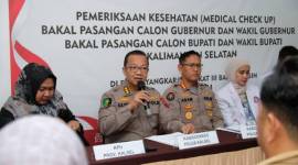 Kabid Dokkes, Kombes Pol dr. Muhammad El Yandiko, M.M., Sp.An  didampingi Kabid Humas, Kombes Pol Adam Erwindi saat Konferensi Pers pemeriksaan kesehatan pasangan calon kepala daerah, Kamis 29/8/2024). (SuarIndonesia/Ist)