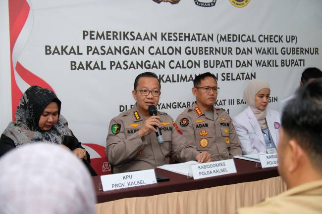 Kabid Dokkes, Kombes Pol dr. Muhammad El Yandiko, M.M., Sp.An  didampingi Kabid Humas, Kombes Pol Adam Erwindi saat Konferensi Pers pemeriksaan kesehatan pasangan calon kepala daerah, Kamis 29/8/2024). (SuarIndonesia/Ist)