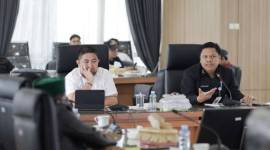 etua DPRD Provinsi Kalsel, HM. Muhammad Syaripuddin, SE, MAP dan Ketua TAPD Pemprov Kalael Ir. Roy Rizali Anwar. S.T., M.T