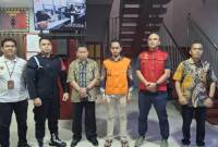 Tim Penyidik Bidang Tindak Pidana Khusus (Pidsus) Kejaksaan Tinggi Kalimantan Selatan (Kejati Kalsel) tahan oknum Ms, atas dugaan tindak pidana korupsi, Jumat (30/8/2024) (SuarIndonesia/Ist)